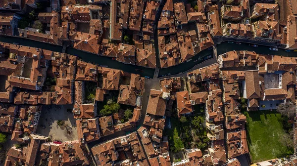 Venedik İtalya Avrupa manzarası. Yukarıdan bir İHA ile Venedik. Venedik İtalya 'nın güzel şehri üzerinde hava manzarası. İnanılmaz Venedik resim duvar kâğıdı