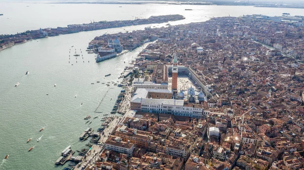 Blick über venedig italien europa. Venedig von oben mit einer Drohne. Luftaufnahme über die wunderschöne Stadt Venedig Italien. erstaunliche Venedig Bild Tapete — Stockfoto