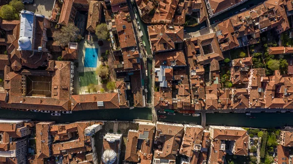 Vista sobre Venecia Italia Europa. Venecia desde arriba con un dron. vista aérea sobre la hermosa ciudad de Venecia Italia. Increíble Venecia imagen de fondo de pantalla — Foto de Stock