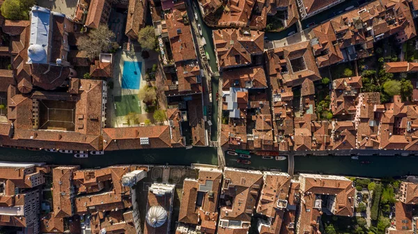 Vista sobre Venecia Italia Europa. Venecia desde arriba con un dron. vista aérea sobre la hermosa ciudad de Venecia Italia. Increíble Venecia imagen de fondo de pantalla — Foto de Stock