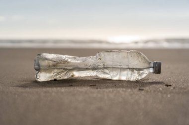 Venedik İtalya 'nın Avrupa sahilindeydik. İtalya 'da bir plajda plastik şişe. çöp kirliliği arkaplan resmi