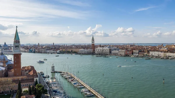 Vista sobre Venecia Italia Europa. Venecia desde arriba con un dron. vista aérea sobre la hermosa ciudad de Venecia Italia. Increíble Venecia imagen de fondo de pantalla — Foto de Stock