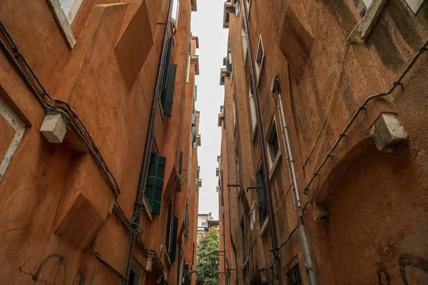 Fachadas casa roja en el corazón de Venecia Italia, hermosa arquitectura en Venecia Italia, arquitectura fotografía, edificios imagen — Foto de Stock