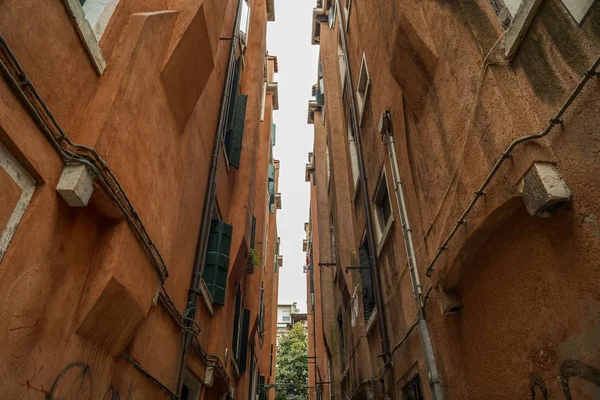 Fachadas casa roja en el corazón de Venecia Italia, hermosa arquitectura en Venecia Italia, arquitectura fotografía, edificios imagen — Foto de Stock