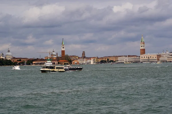 Ciudad costa de Venecia Italia Europa. hermosa ciudad de Venecia disparado desde un ferry. horizonte de Venecia durante un amanecer nublado — Foto de Stock