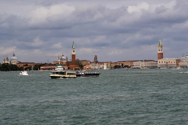 Ciudad costa de Venecia Italia Europa. hermosa ciudad de Venecia disparado desde un ferry. horizonte de Venecia durante un amanecer nublado — Foto de Stock