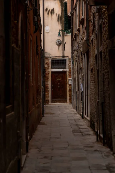 Pequeña calle con una puerta al final en Venecia Italia Europa. Arquitectura de Venecia Italia — Foto de Stock