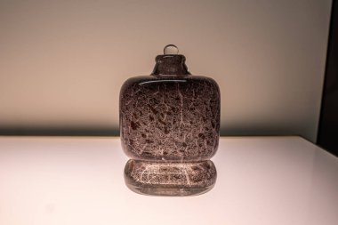 Cam şişe beyaz arkaplan fotoğrafında izole edildi