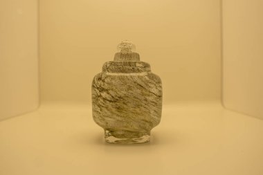 Cam şişe beyaz arkaplan fotoğrafında izole edildi