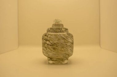 Cam şişe beyaz arkaplan fotoğrafında izole edildi