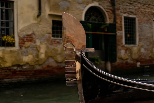 Front of a gondola in the heart of venice Italy Europe. beautiful gondola in venice. Venice background wallpapers. gondola in front of the beautiful architecture of Venice — 스톡 사진