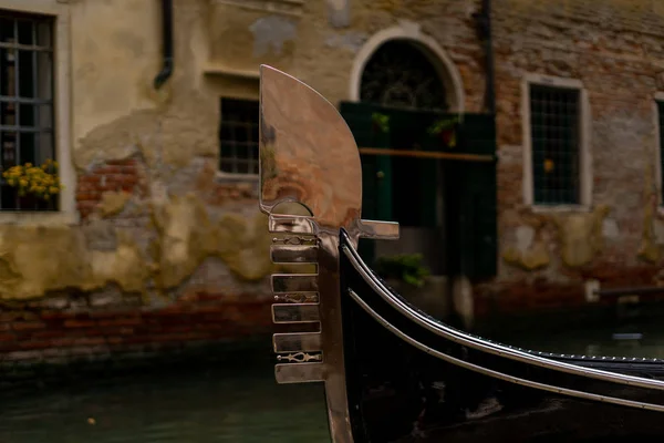 Front of a gondola in the heart of venice Italy Europe. beautiful gondola in venice. Venice background wallpapers. gondola in front of the beautiful architecture of Venice — 스톡 사진