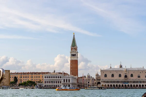 Paisaje de la ciudad hermosa ciudad antigua. Venecia, vista laguna de la Basílica de Santa Maria della Salute, Piazza San Marco con Campanile, Palacio Ducal y Arsenale. Venecia, Italia — Foto de Stock