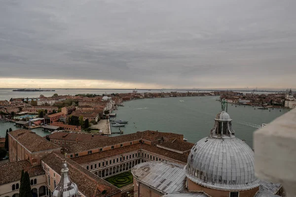 San Giorgio desde arriba en Venecia Italia Europa. hermosa isla de san Giorgio con venas en el fondo — Foto de Stock