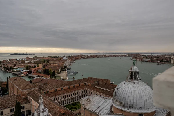 San Giorgio desde arriba en Venecia Italia Europa. hermosa isla de san Giorgio con venas en el fondo — Foto de Stock