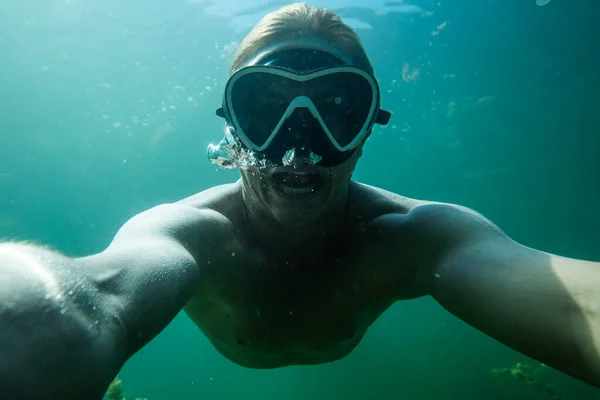 Diver underwater selfie, male human under water diving — Stock Photo, Image