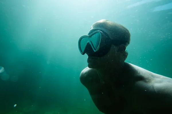 Diver underwater selfie, male human under water diving — Stock Photo, Image