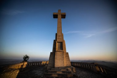 Sant Salvador Büyük Taş Haçı Mayorka 'da (Balearic Adaları - İspanya), güzel eski taş haç sabahın erken saatlerinde gün doğumunda