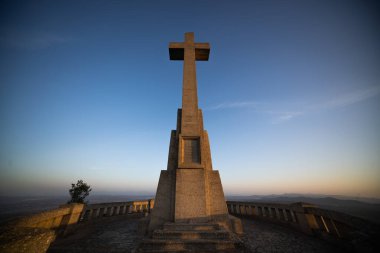 Sant Salvador Büyük Taş Haçı Mayorka 'da (Balearic Adaları - İspanya), güzel eski taş haç sabahın erken saatlerinde gün doğumunda