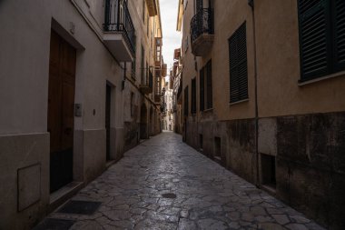 Palma de Mallorca 'nın sokaklarında. Arka planda büyük gökyüzü olan İspanya. Şehir fotoğrafçılığı.