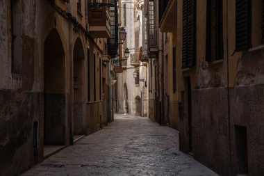 Palma de Mallorca 'nın sokaklarında. Arka planda büyük gökyüzü olan İspanya. Şehir fotoğrafçılığı.