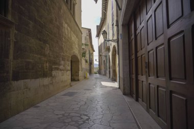 Palma de Mallorca 'nın sokaklarında. Arka planda büyük gökyüzü olan İspanya. Şehir fotoğrafçılığı.