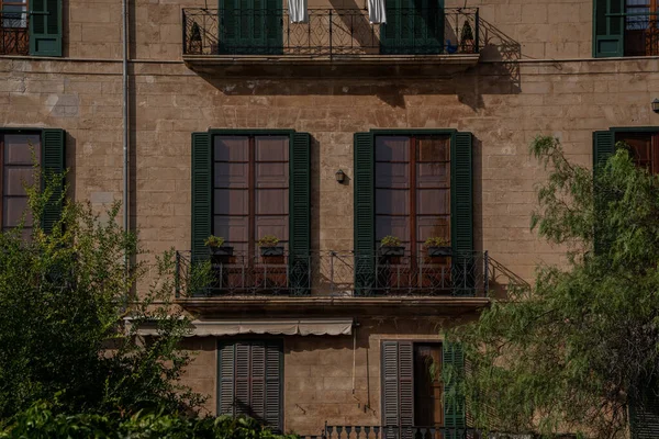 Grandes ventanas antiguas en palma de Mallorca España, ventanas increíbles en una ciudad increíble, gran edificio de piedra con ventanas verdes — Foto de Stock
