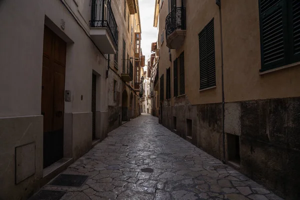 En las calles de palma de Mallorca España con gran cielo en el fondo, gran ciudad fotografía pequeña calle con color típico — Foto de Stock