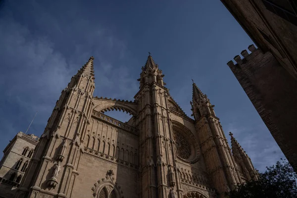 Kathedralen-La Seu, Koninklijk Paleis, La Almudaina in Palma de Mallorca, bekende plaatsen in Palma de Mallorca, — Stockfoto