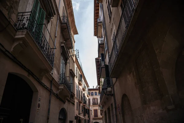 En las calles de palma de Mallorca España con gran cielo en el fondo, gran ciudad fotografía pequeña calle con color típico — Foto de Stock
