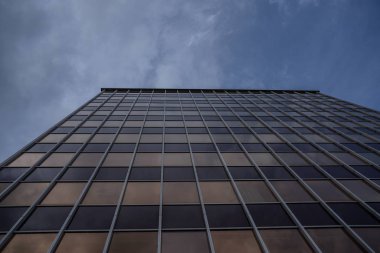 Palma de Mallorca İspanya 'nın doğal arka planına sahip mavi gökyüzü arka plan gökdelenli büyük bir gökdelen.