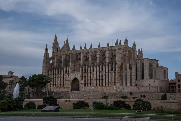 Kathedralen-La Seu, Royal Palace, La Almudaina in Palma de Mallorca, known places in Palma de Mallorca, — стокове фото