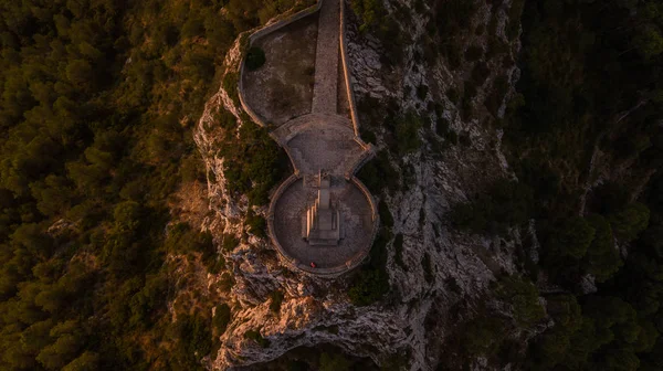 Sant Salvador gran cruz de piedra en Mallorca (Islas Baleares - España), hermosa cruz de piedra antigua durante el amanecer temprano en la mañana — Foto de Stock