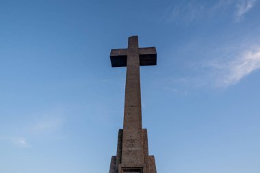 Sant Salvador Büyük Taş Haçı Mayorka 'da (Balearic Adaları - İspanya), güzel eski taş haç sabahın erken saatlerinde gün doğumunda