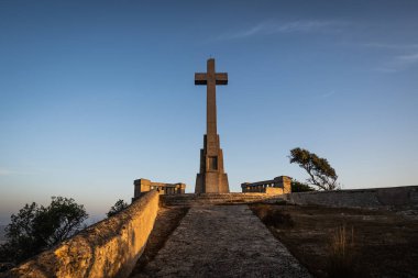 Sant Salvador Büyük Taş Haçı Mayorka 'da (Balearic Adaları - İspanya), güzel eski taş haç sabahın erken saatlerinde gün doğumunda