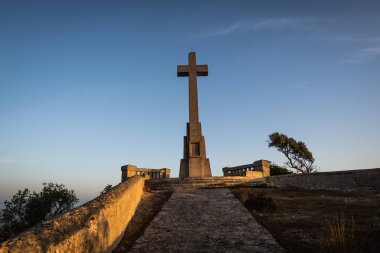 Sant Salvador Büyük Taş Haçı Mayorka 'da (Balearic Adaları - İspanya), güzel eski taş haç sabahın erken saatlerinde gün doğumunda