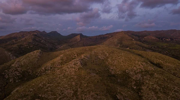 Drone atirado sobre algumas colinas em Maiorca, nascer do sol sobre algumas colinas na Espanha — Fotografia de Stock