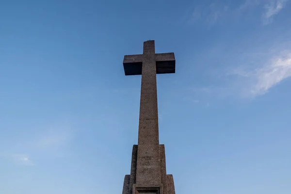 Sant Salvador grande cruz de pedra em Maiorca (Ilhas Baleares - Espanha), bela cruz de pedra velha durante o nascer do sol no início da manhã — Fotografia de Stock