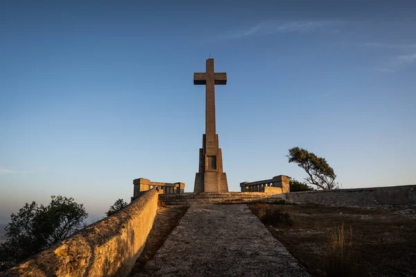 Sant Salvador Büyük Taş Haçı Mayorka 'da (Balearic Adaları - İspanya), güzel eski taş haç sabahın erken saatlerinde gün doğumunda