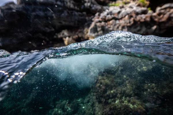 半分以上の水中で撮影された美しい湾のパルマ・デ・マリョルカ海岸線の水際線マクロ撮影されたドームポートを持つ水中写真 — ストック写真