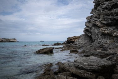 Mallorca İspanya 'da Cala' nın kayalık kıyıları
