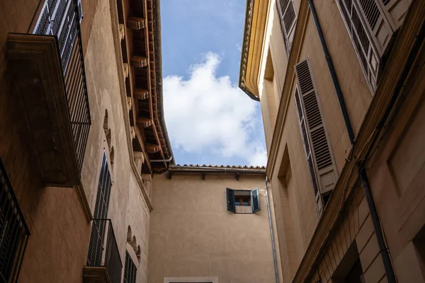 En las calles de palma de Mallorca España con gran cielo en el fondo, gran ciudad fotografía pequeña calle con color típico — Foto de Stock