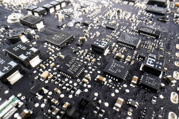 Primer plano de la placa de circuito electrónico con procesador, fragmento del circuito electrónico - placa de ordenador con chips y componentes — Foto de Stock