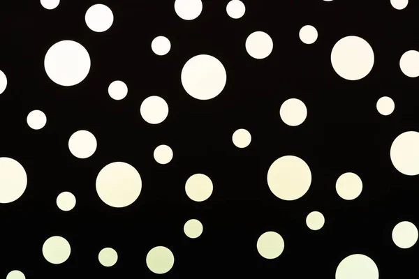 Cerchi bianchi su sfondo nero, cerchi bianchi isolati su sfondo nero, cerchi diversi su sfondo nero — Foto Stock