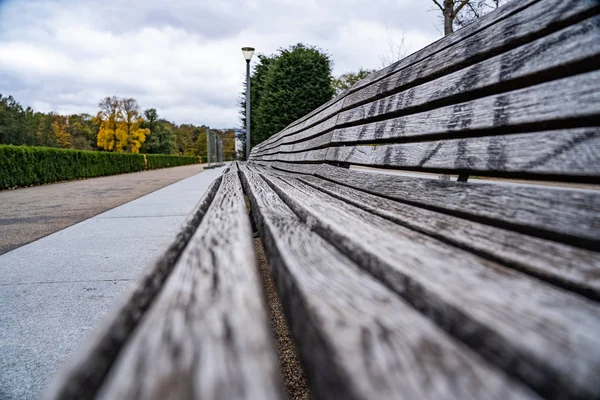 Vecchia panca in legno nel cuore della città di Berlino Germania, panchina isolata di fronte a un muro di pietra — Foto Stock