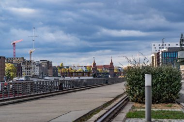 Tarihi Oberbaum Köprüsü (Oberbaumbruecke) ve nehir Berlin, Almanya, Avrupa 'da Spree, klasik filtrelenmiş