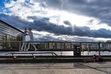 Tarihi Oberbaum Köprüsü (Oberbaumbruecke) ve nehir Berlin, Almanya, Avrupa 'da Spree, klasik filtrelenmiş