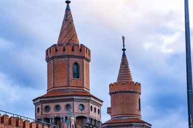 Tarihi Oberbaum Köprüsü (Oberbaumbruecke) ve nehir Berlin, Almanya, Avrupa 'da Spree, klasik filtrelenmiş