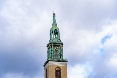 Berlin, Berlin 'deki Alexanderplatz' da bulunan St. Mary Kilisesi, doğal mavi gökyüzü arka planında izole edilmiştir.,