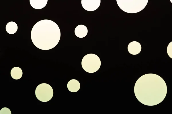 Cerchi bianchi su sfondo nero, cerchi bianchi isolati su sfondo nero, cerchi diversi su sfondo nero — Foto Stock